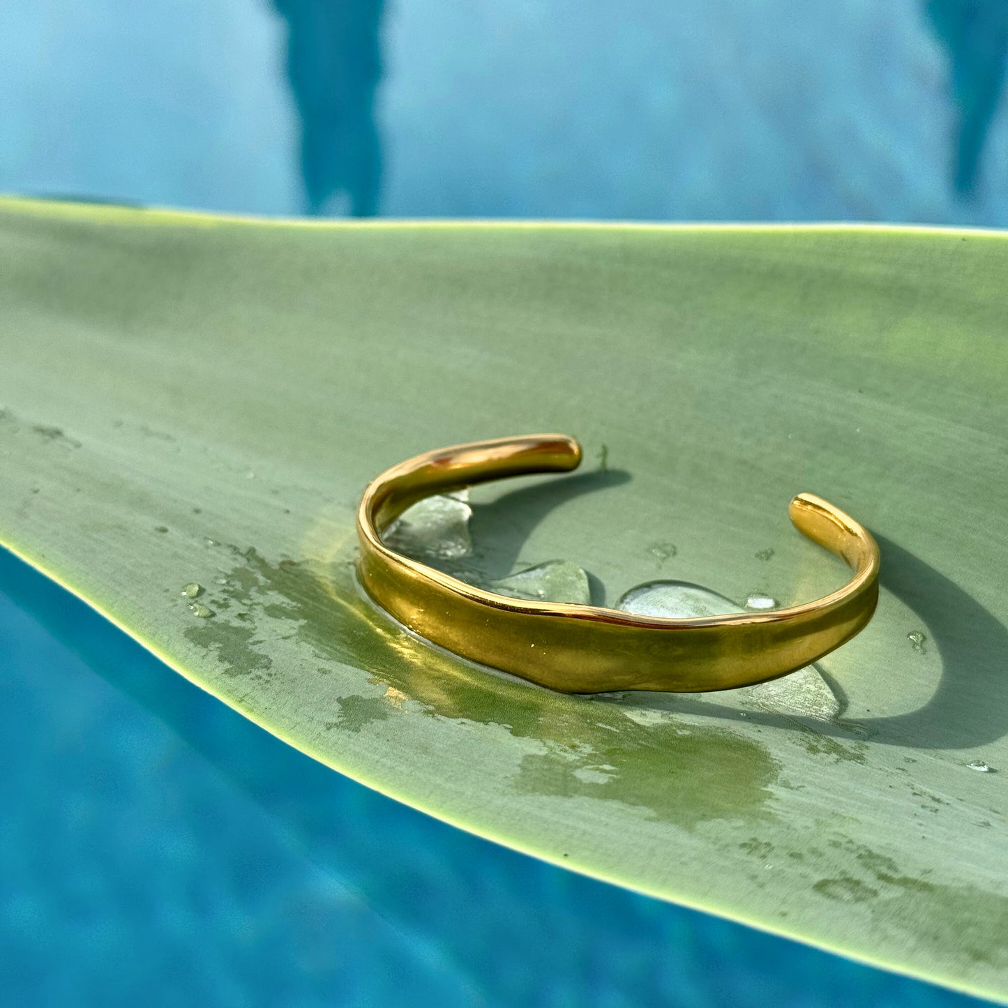 La Plage - Beautiful Bangle in Gold